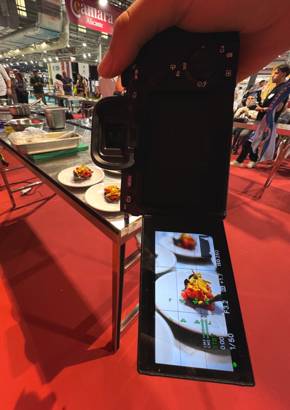 Cámara grabando un plato en un showcooking en Cámara Alicante